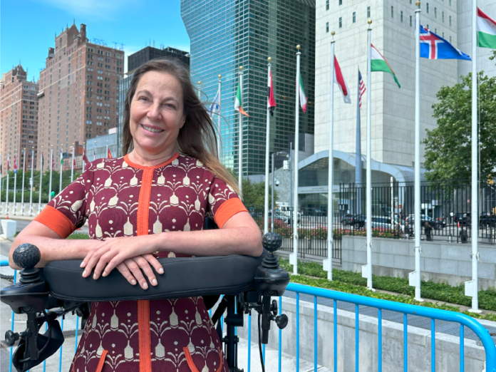 #descriçãodaimagem #pratodosverem foto da senadora Mara Gabrilli na sede da ONU em Nova Iorque.