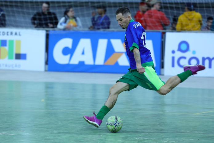 #descriçãodaimagem #pratodosverem foto de um surdoatleta chutando a bola.