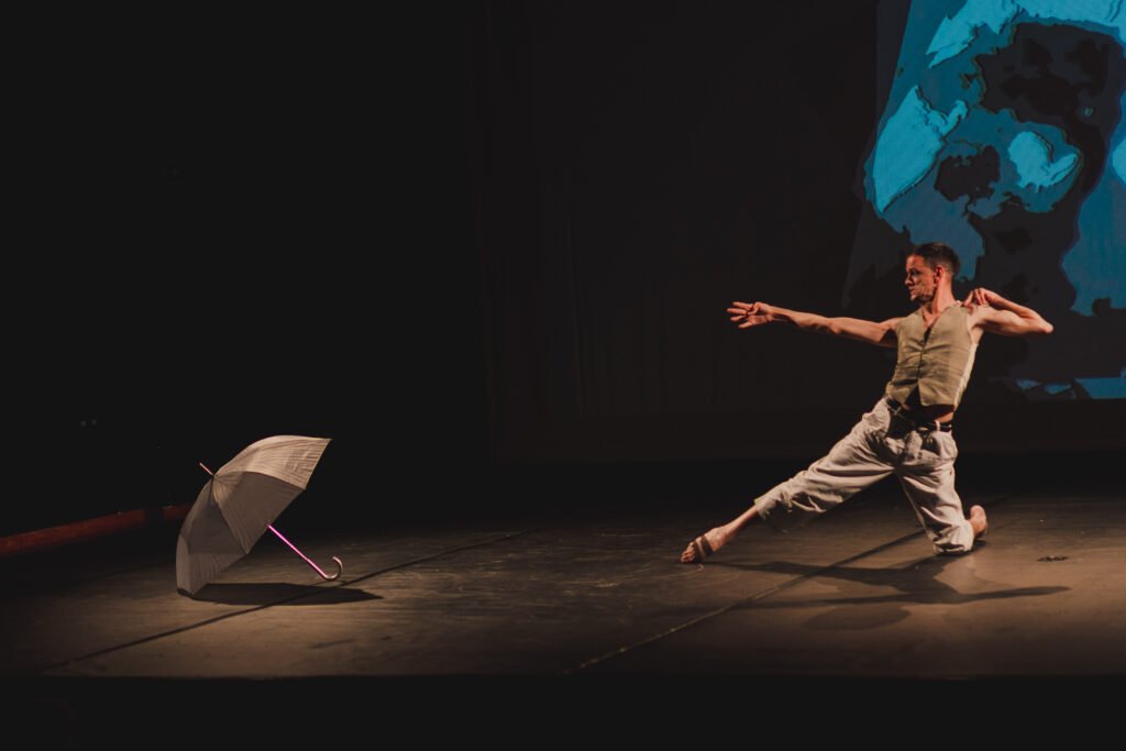 #descriçãodaimagem #pratodosverem foto da performance de 'Canto dos malditos'.