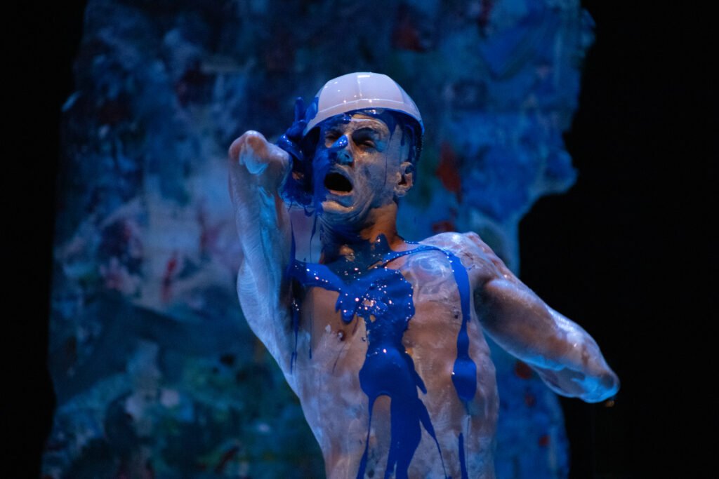 #descriçãodaimagem #pratodosverem foto da performance de 'Corpo sobre tela'.