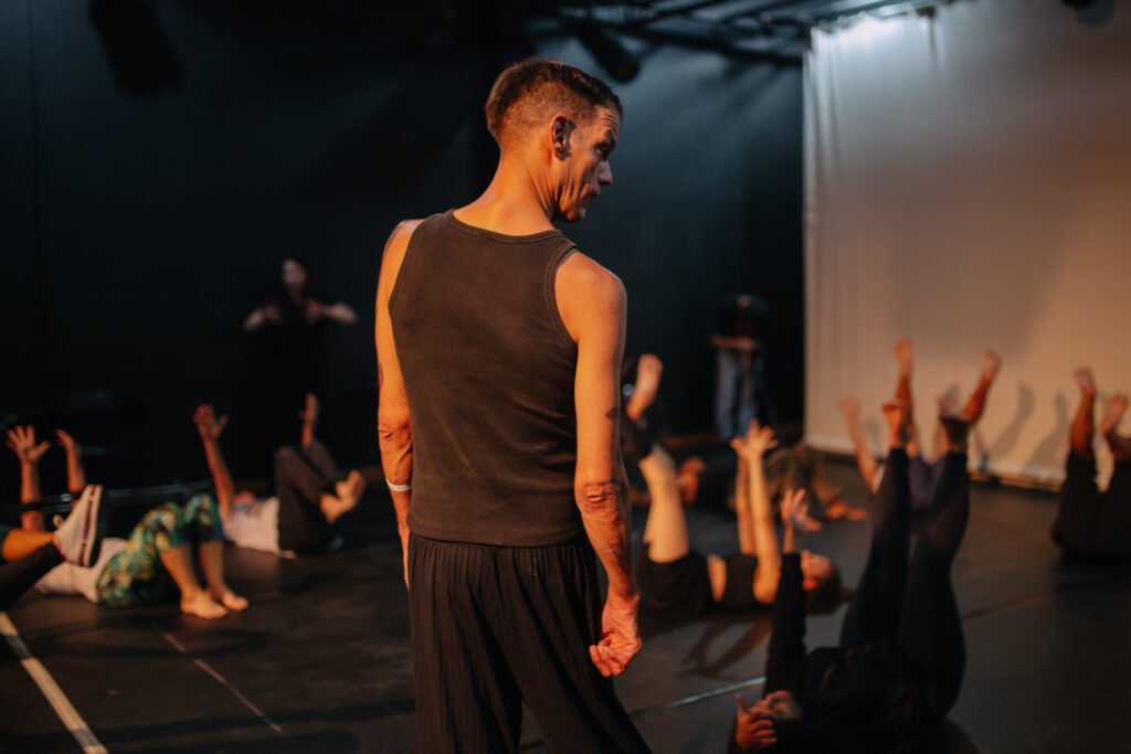 #descriçãodaimagem #pratodosverem foto da performance de 'Dança para todos os corpos'.