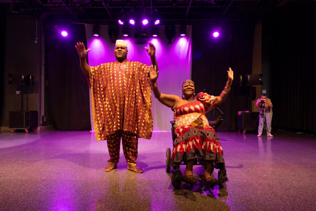#descriçãodaimagem #pratodosverem foto da performance de 'Kiua Matamba'.