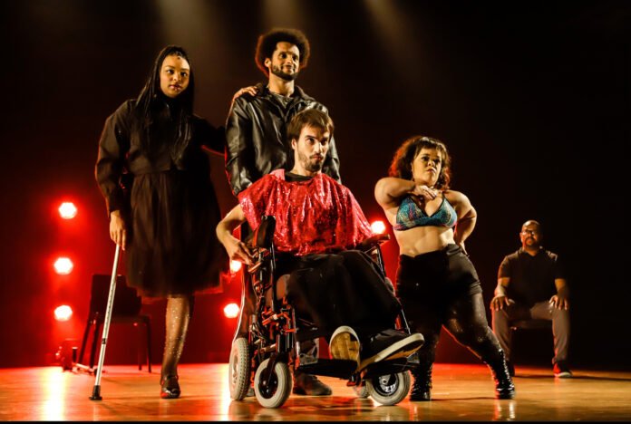 #descriçãodaimagem #pratodosverem foto da performance de 'Meu corpo está aqui'.