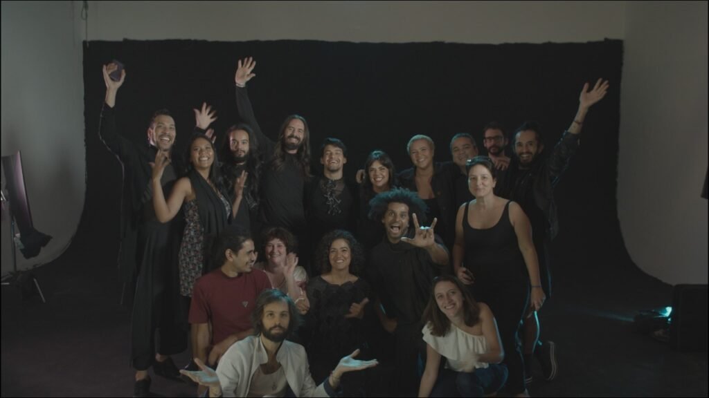 #descriçãodaimagem #pratodosverem foto da performance de 'Som - uma coreografia para surdos'.