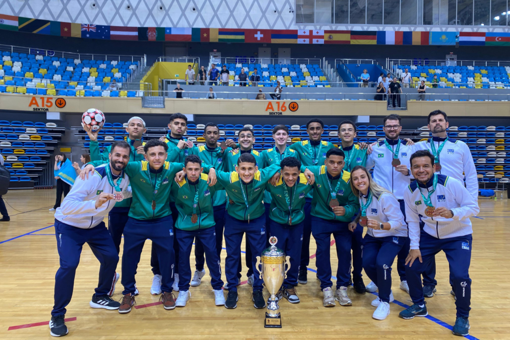 #descriçãodaimagem #pratodosverem foto da delegação brasileira com a medalha de bronze e o trofeu, conquistados no Mundial Sub-21 no Cazaquistão.