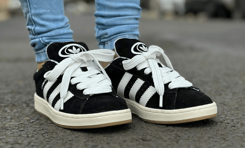 #descriçãodaimagem #pratodosverem foto de um par de tênis Adidas Campus 00s, cor preto, com solado e cadarços brancos.