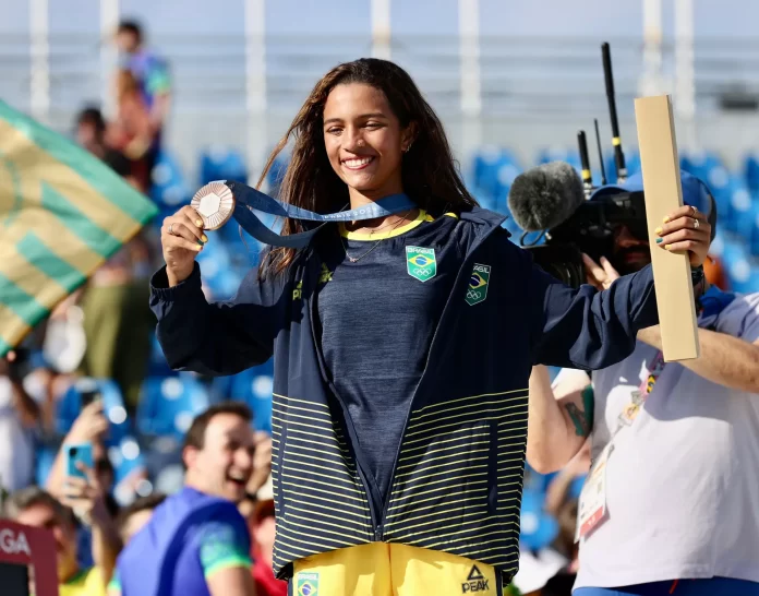 #descriçãodaimagem #pratodosverem foto da atleta Rayssa Leal com a medalha de bronze.