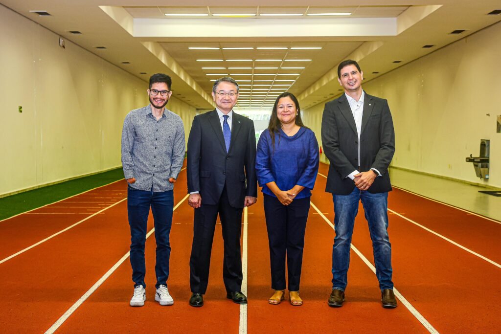 #descriçãodaimagem #pratodosverem foto de Yohansson Nascimento e Diana Kyosen durante passeio no CT Paralímpico com o prefeito Yusuke e o Secretário Nacional do Paradesporto, Fabio Araujo