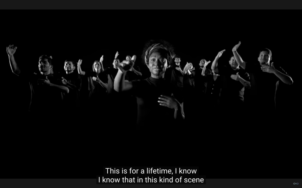 #descriçãodaimagem #pratodosverem imagem em branco e preto do clipe do Coldplay.
