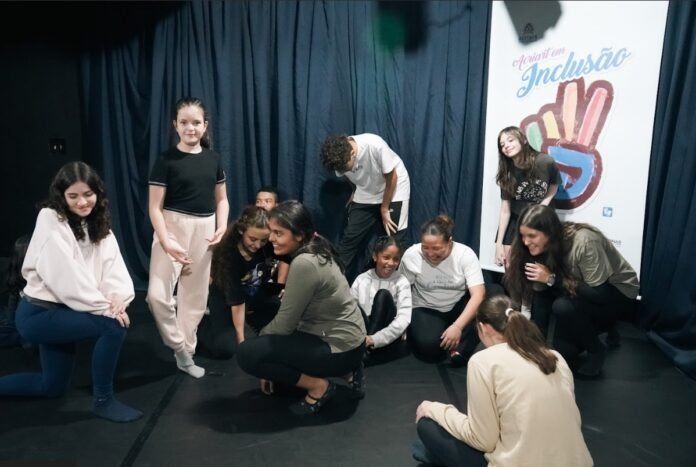 #descriçãodaimagem #pratodosverem foto de uma aula de teatro.