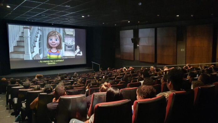 #descriçãodaimagem #pratodosverem foto de uma sala de cinema. Na tela está uma cena do filme Divertidamente.
