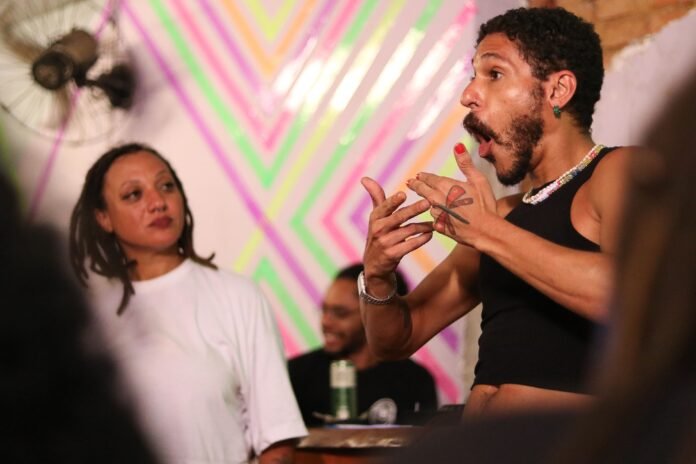 #descriçãodaimagem #pratodosverem foto dos poetas durante apresentação do Slam do Corpo.