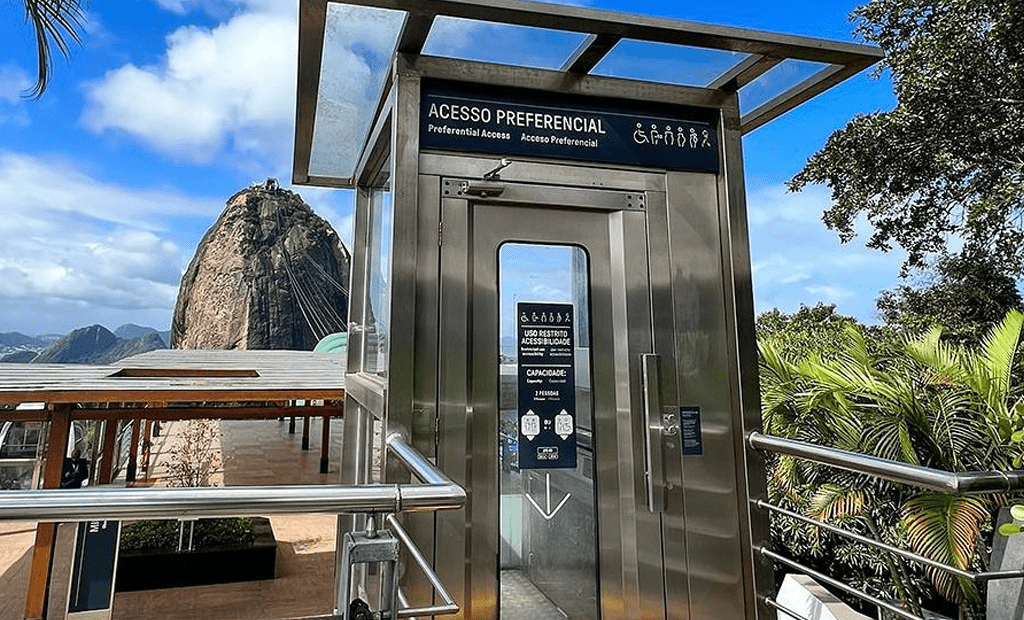 #descriçãodaimagem #pratodosverem foto do elevador acessível que dá acesso ao bondinho.
