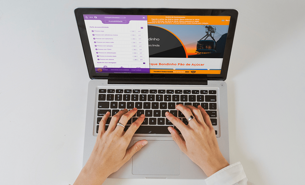 #descriçãodaimagem #pratodosverem foto de uma pessoa usando um computador, no site do bondinho, com a ferramenta da EqualWeb.