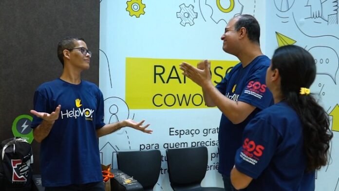 #descriçãodaimagem #pratodosverem foto de pessoas surdas se comunicando em Libras.