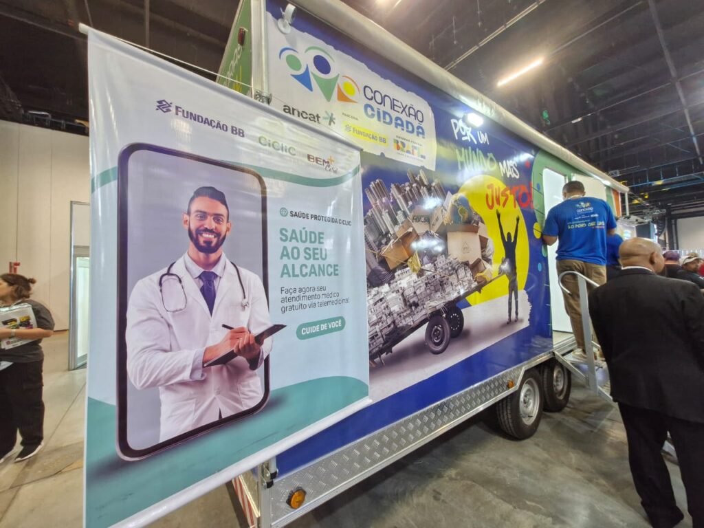 #descriçãodaimagem #pratodosverem foto trailler de atendimento com acessibilidade na Expocatadores.