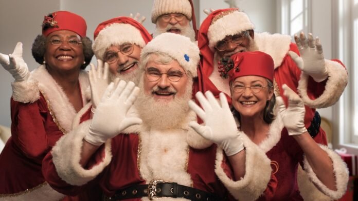 #descriçãodaimagem #pratodosverem foto do Papai Noel com várias Mamães Noeis.