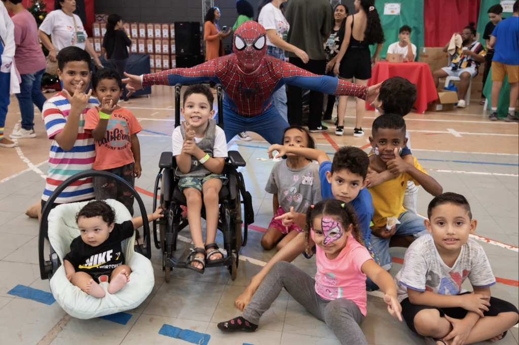 #descriçãodaimagem #pratodosverem foto de crianças com o Homem Aranha.