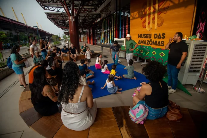 Atividade educativa na área externa do Museu das Amazônias com tradução em Libras. (Foto: Divulgação MAZ)