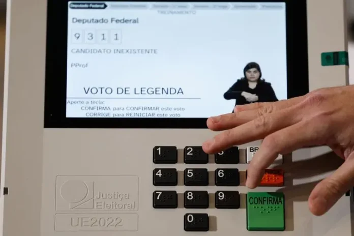 A urna eletrônica disponibiliza interpretação em Libras, que indica qual cargo está em votação Foto: Fernando Frazão/Agência Brasil